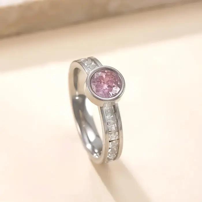Bague ronde brillante en acier inoxydable sertie de zirconium blanc pour femmes, alliance de mariage élégante à offrir pour diverses occasions