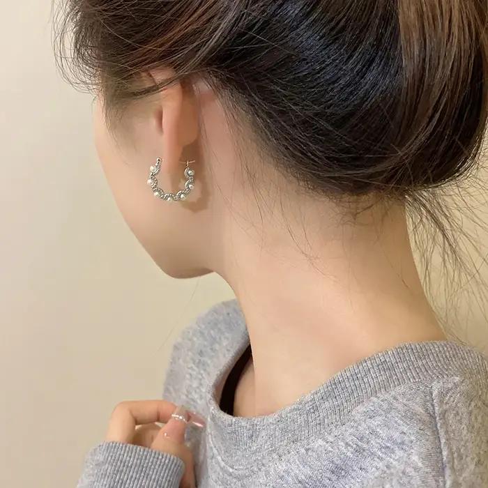 Boucles d'oreilles créoles élégantes en imitation de perles françaises pour femmes, bijoux tendance, accessoires de fête, cadeaux, nouvelle collection, bijoux modernes pour toutes les occasions