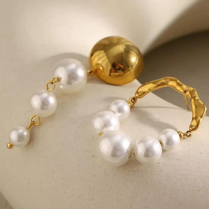 Boucles d'oreilles en perles baroques avec design asymétrique tendance en acier inoxydable plaqué or pour femmes occasions spéciales