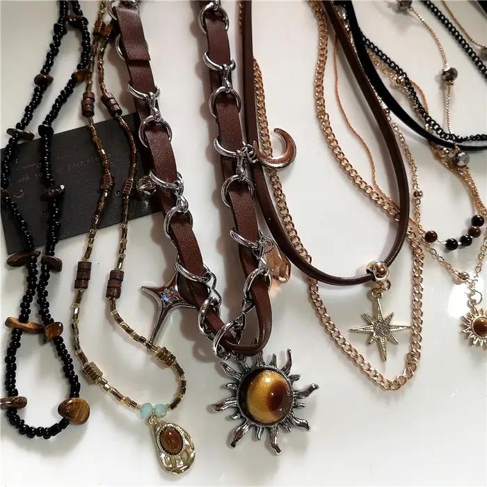Collier Vintage en Cuir avec Pendentif Soleil en Pierre Marron Ras du Cou Perlé Chaîne de Clavicule Bijoux Grunge Personnalisés Uniques Y2K