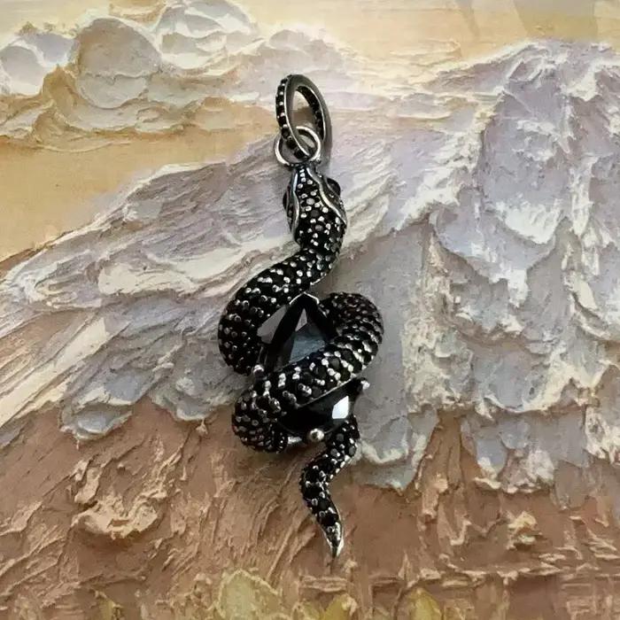Pendentif Serpent Noir avec Pierre Noire