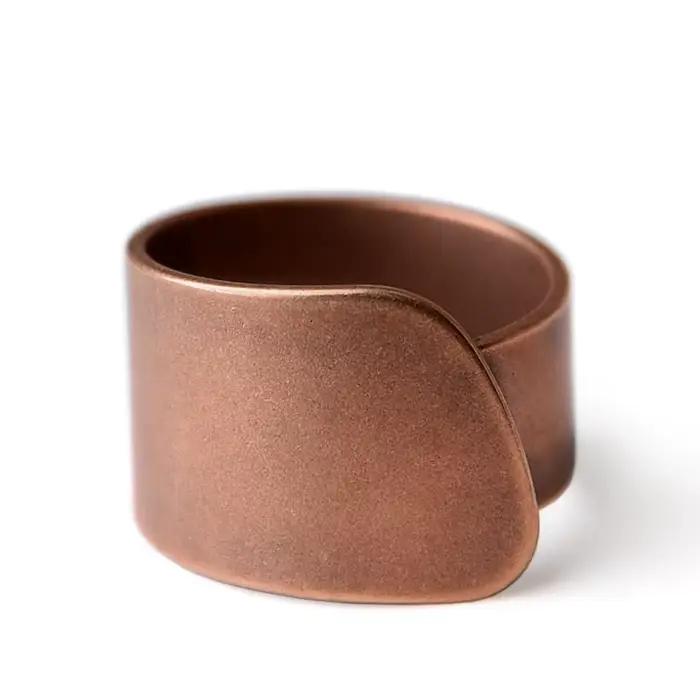 Bague en cuivre massif martelé fabriqué à la main