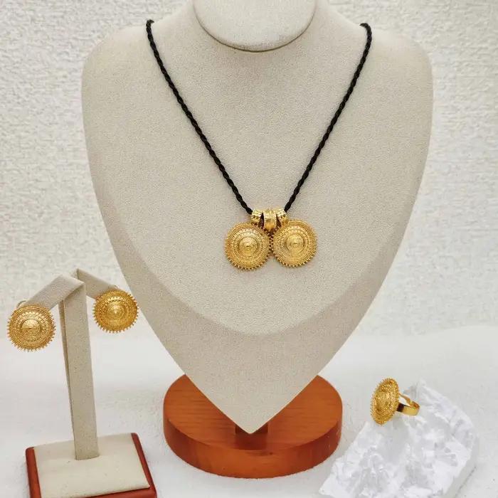 Ensemble de boucles d'oreilles et bagues plaquées or 24 carats pour femmes