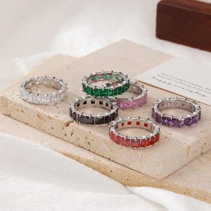 Bague en acier inoxydable plaquée or avec zircon cubique coloré pour femmes occasions spéciales partys soirées de gala et cadeaux de fête des enseignants