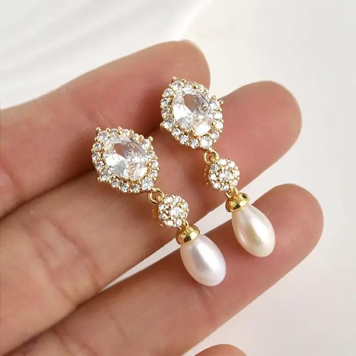 Boucles doreilles clous en perles brillantes plaquées or 14 carats pour femmes occasions speciales elegance et classe