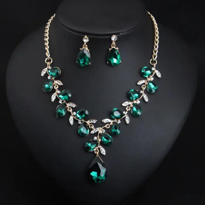 Ensemble collier et boucles d'oreilles en alliage écologique avec gros cristaux. Bijoux imperméables de haute qualité. Cadeau pour votre femme.