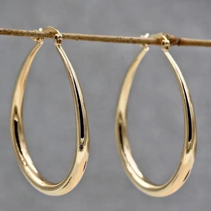Boucles d'oreilles créoles lisses en or brillant pour femmes