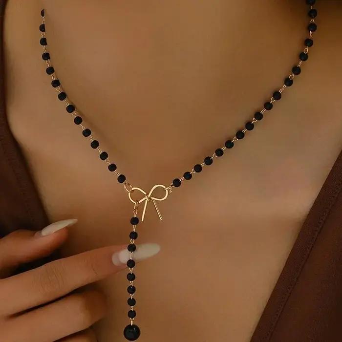 Collier à pampilles en perles noires et blanches pour femmes