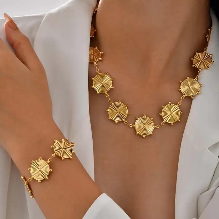 Collier avec pendentif à grand fil circulaire plaqué or 18 carats pour femmes