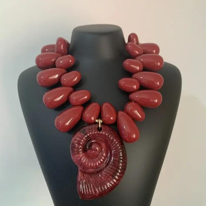 Collier ras du cou avec pendentif coquillage perlé en résine acrylique colorée