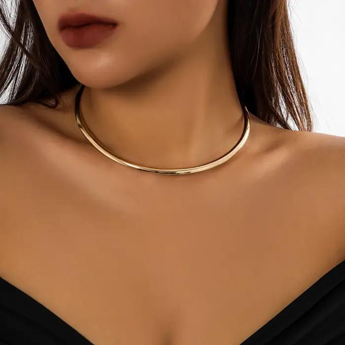Collier doré ou rouge-marron en forme de cercle épais pour femme élégant simple bijou mode 2023 pour occasions spéciales