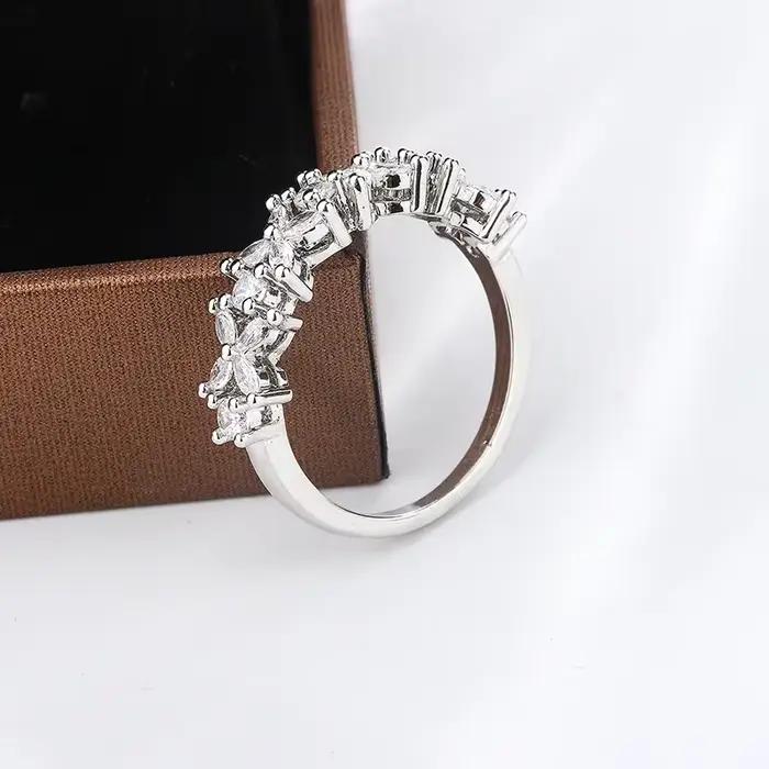 Petite bague de luxe en pierre de diamant naturel pour femme