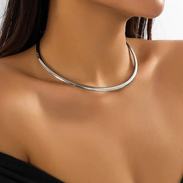Collier doré ou rouge-marron en forme de cercle épais pour femme élégant simple bijou mode 2023 pour occasions spéciales
