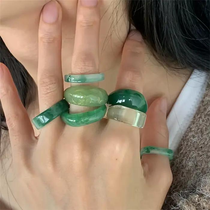 Ensemble de 7 bagues en résine vert jade pour femmes élégantes et à la mode occasions spéciales
