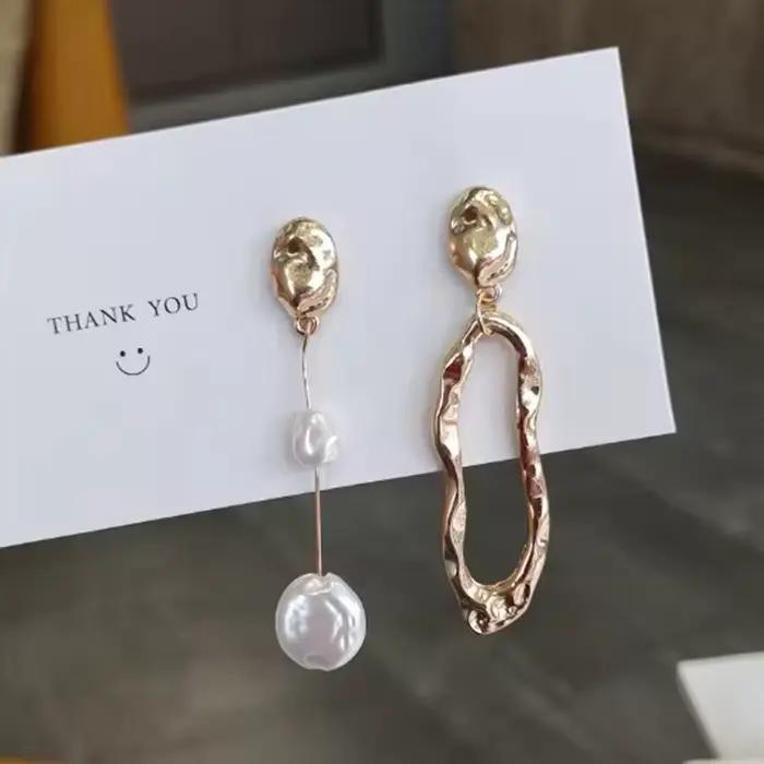 Boucles d'oreilles élégantes asymétriques pour femmes, avec pampilles, perles et éléments métallique