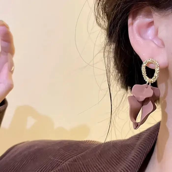 Boucles d'oreilles pendantes en forme de fleur colorée pour femmes, style rétro, couleur unie, bijoux de créateur de luxe pour les soirées romantiques A