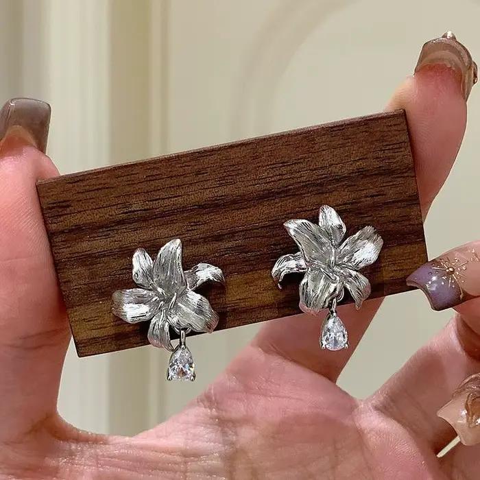 Boucles d'oreilles en cristal de luxe en forme de fleur de lys pour femmes, élégantes et sophistiquées pour mariage, banquets et occasions spéciales
