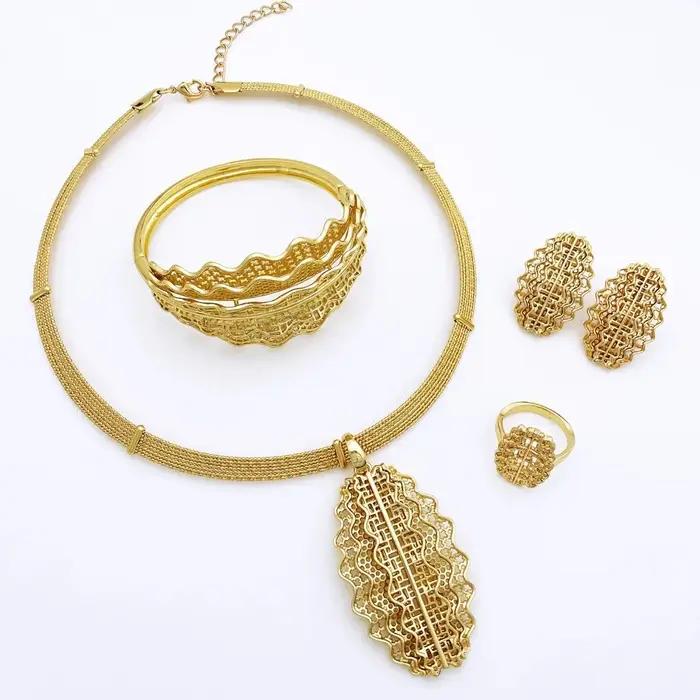 Ensemble de bijoux plaqué or pour femmes élégants collier pendentif bague bracelet pour occasions spéciales