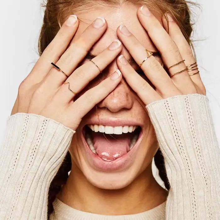 Bague de fiançailles minimaliste personnalisée en acier inoxydable avec lettres gravées pour femmes occasions spéciales et partys