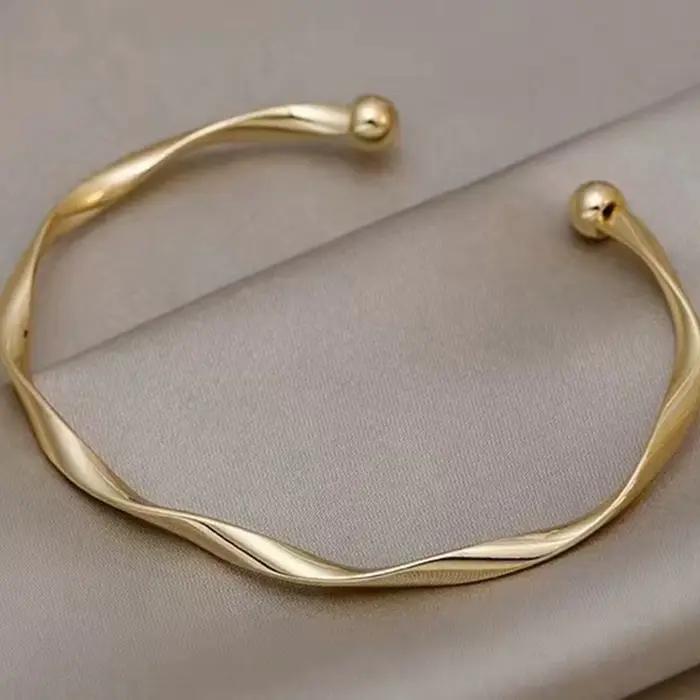 Un bracelet pour femme avec ouverture torsadée, réglable, simple et polyvalent, adapté à un usage quotidien