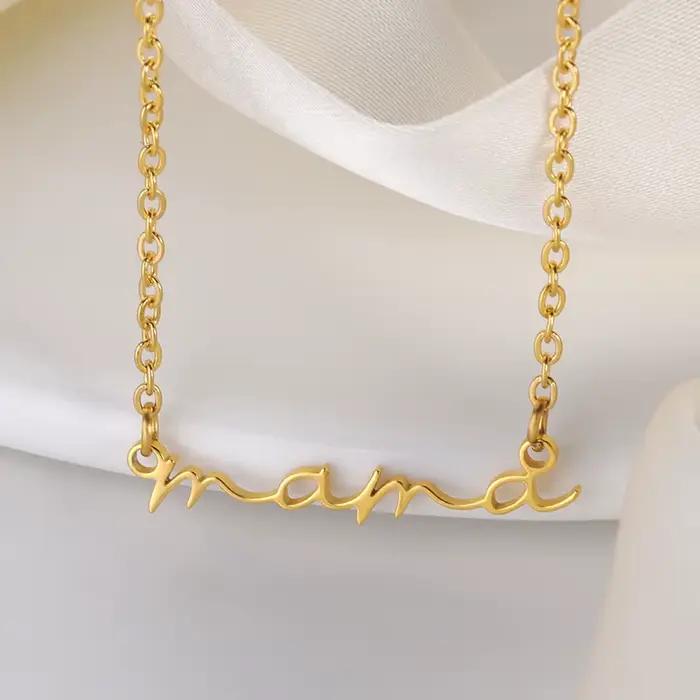 Collier pendentif petite lettre « Maman » pour la Fête des Mères