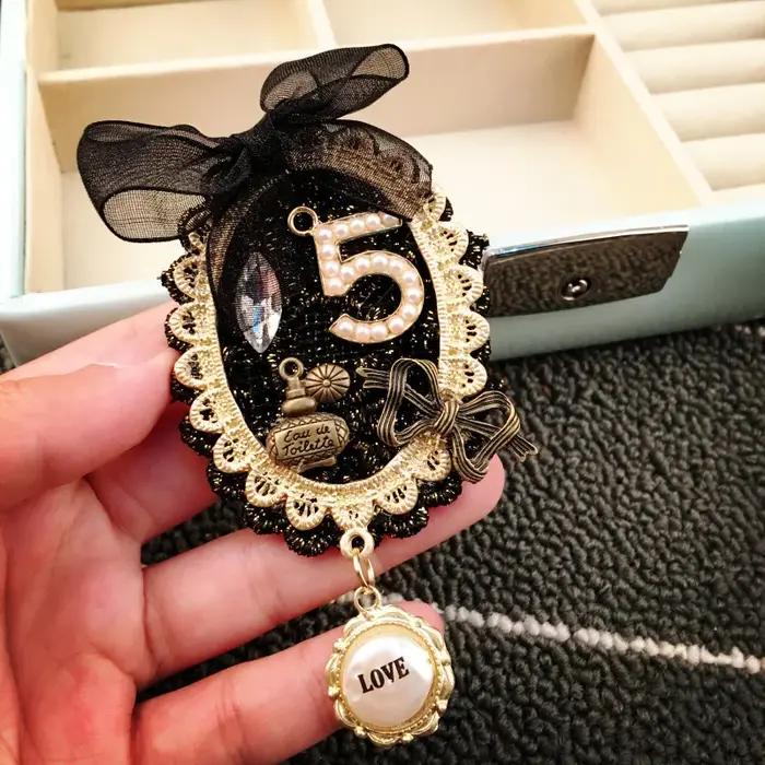 Broche de couronne en nœud vintage pour femmes avec finition plaquée argent élégante pour occasions spéciales et tenues formelles