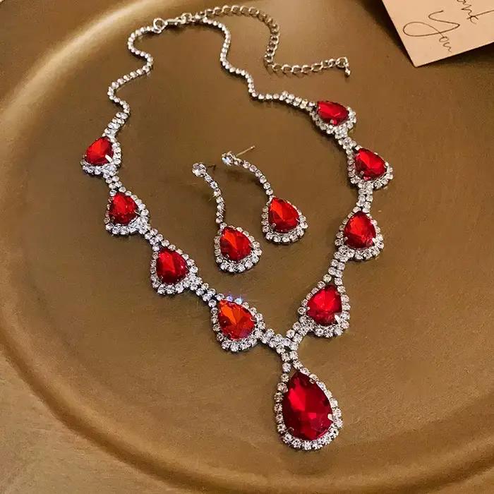 Ensemble de bijoux bohèmes en strass rouge pour femmes collier goutte d'eau et boucles d'oreilles pour occasions spéciales anniversaire mariage