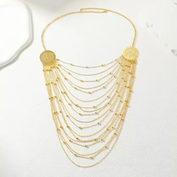 Un collier pour femme luxueux et élégant doté d'un design cylindrique multicouche dans un style ethnique rétro