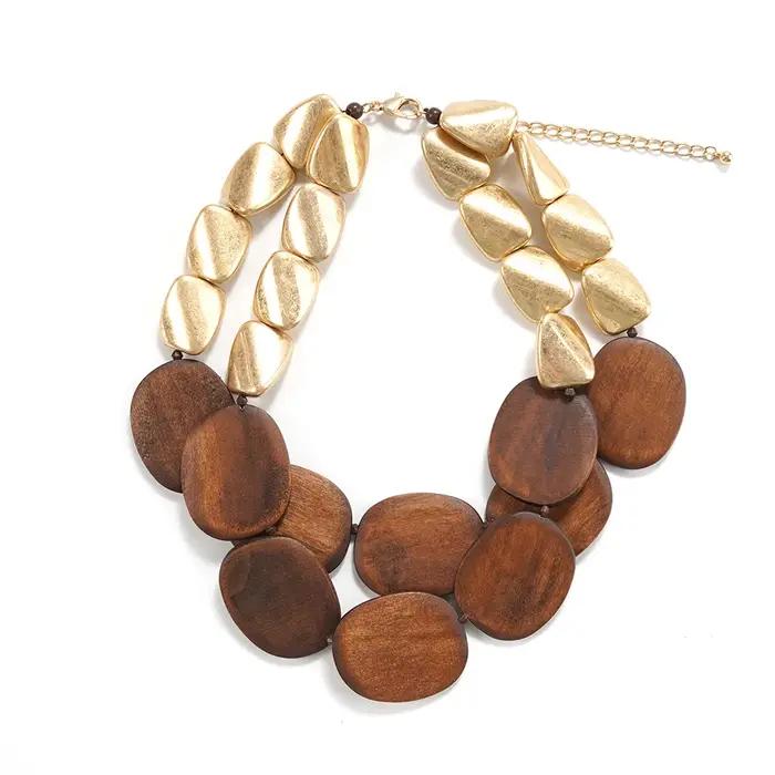Collier moderne en bois organique et perles dorées