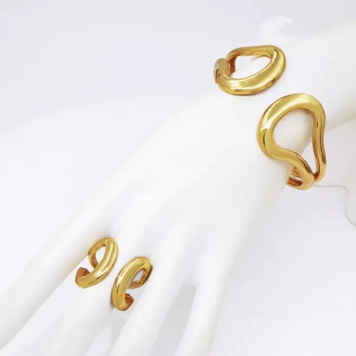 Ensemble de bijoux plaqués or 18 carats pour femme avec collier brillant, boucles d'oreilles créoles, bracelet et bague, design classique, mode italienne, pour occasions spéciales