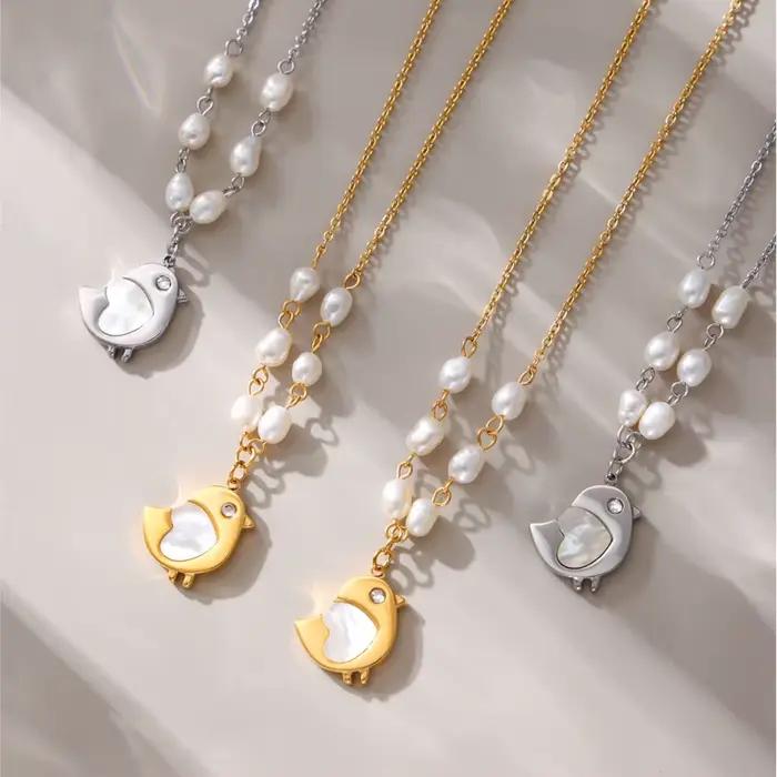 Collier en acier inoxydable plaqué or 18 carats avec perle d'eau douce et pendentif de poulet pour femmes occasions spéciales