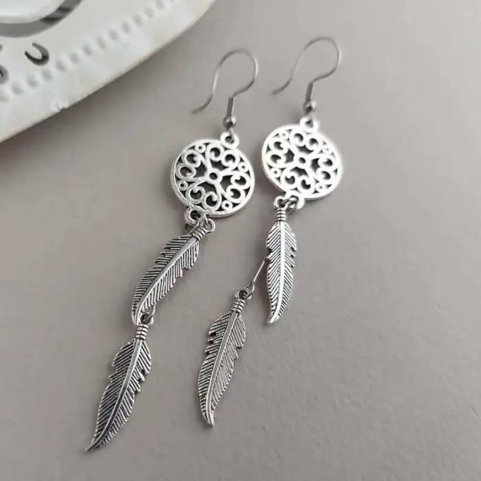 Boucles d'oreilles pendantes longues style bohème en argent ancien ajouré, attrape-rêves, plumes et pompons pour femme, bijoux de style gitan