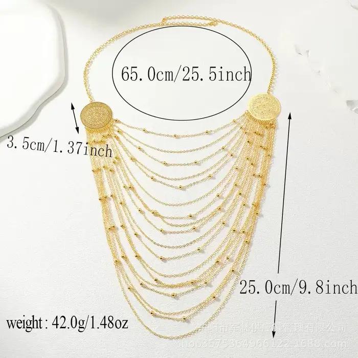 Un collier pour femme luxueux et élégant doté d'un design cylindrique multicouche dans un style ethnique rétro