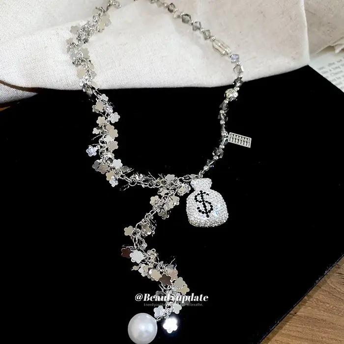 Collier pendentif perle incrusté de diamants