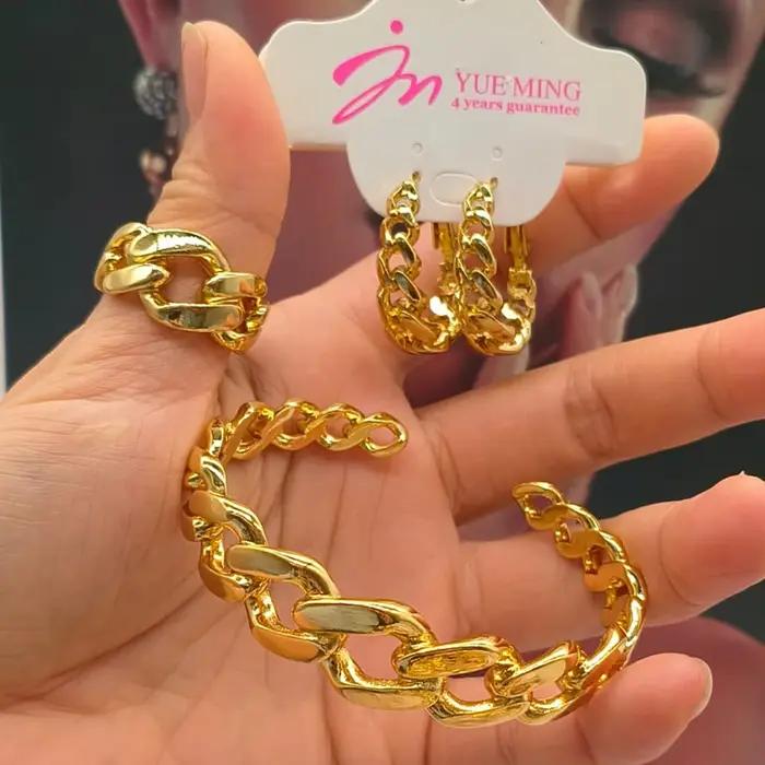 Ensemble de bijoux dorés pour femmes