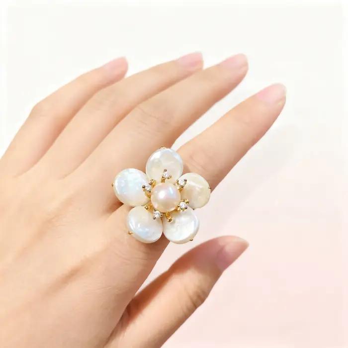 Bague en perles d'eau douce style rétro baroque avec fleur en perles et cristaux CZ de luxe pour femme occasions spéciales cadeau de Noël