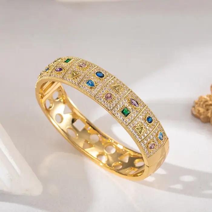 Bracelet manchette large plaqué or style Art Déco, serti de zircons colorés, design géométrique