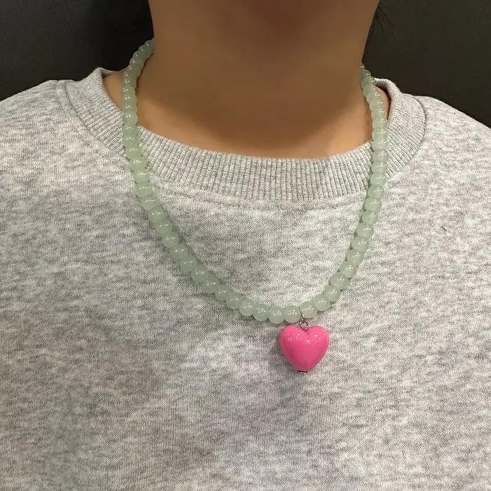 Collier avec pendentif en forme de cœur perlé coloré pour femmes et filles