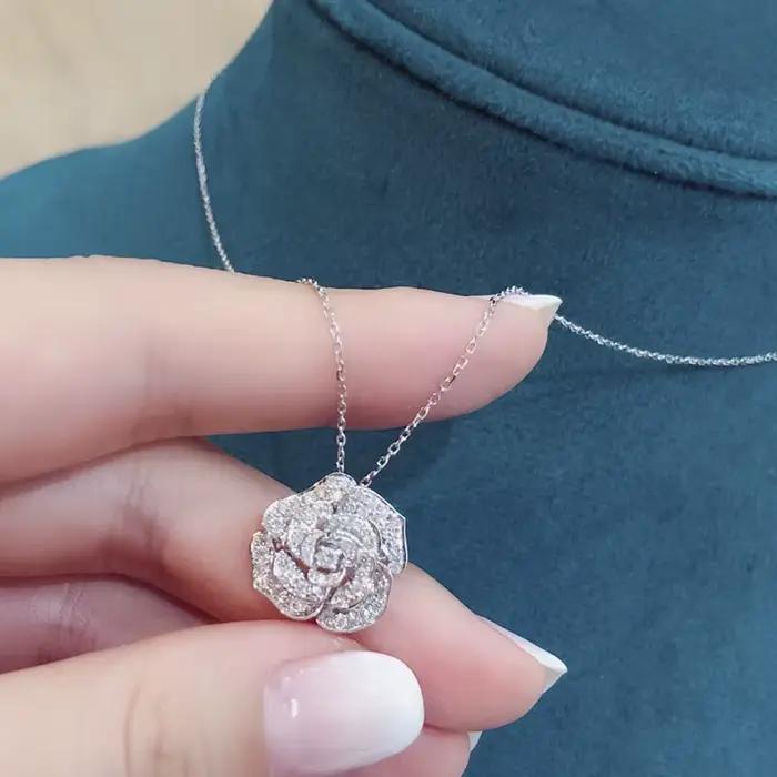 Huitan – collier pendentif fleur pour femmes, collier de luxe en zircone cubique, couleur argent, bijoux esthétiques pour fête d'anniversaire de mariage