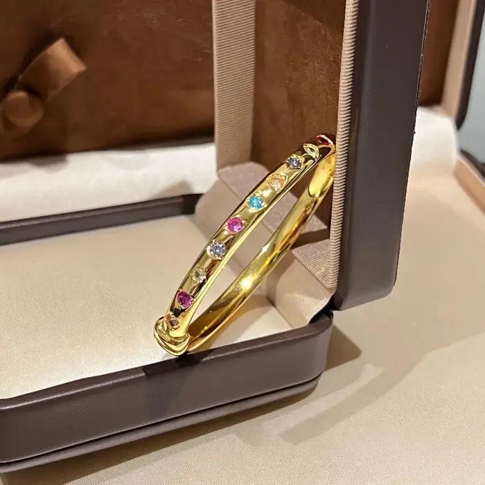 Bracelet en diamant coloré incrusté de brillant breloques design simple moderne pour femmes occasions spéciales mariage