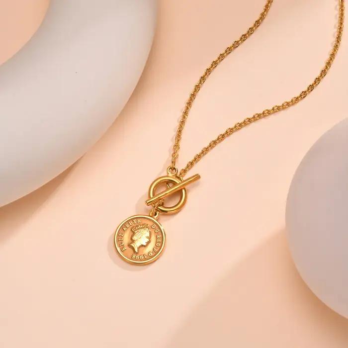 Collier Médaillon Reine Elizabeth en Acier Inoxydable Plaqué Or Jaune 14 Carats Hypoallergénique Pour Femmes Occasions Spéciales