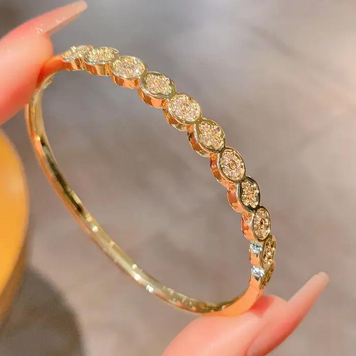 Bracelet de mode couleur or 24 carats élégant pour femmes avec fonction tracker de fitness et design squelette pour occasions spéciales