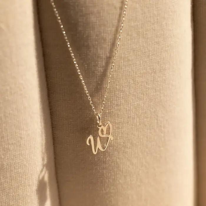 Collier initial en acier inoxydable pour femmes avec différents styles et couleurs minimalistes bijoux cadeau pour occasions spéciales