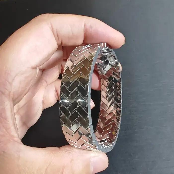 Bracelet manchette ouverte en métal tressé motif chevron