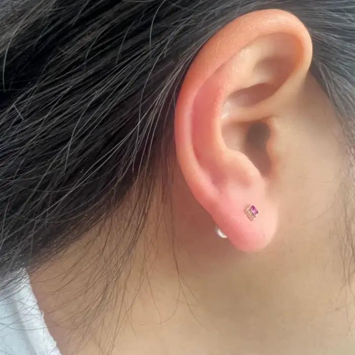Boucles d'oreilles miniatures en argent Sterling S925 plaquées or 18 carats zircon rouge pour femmes occasions spéciales élégantes à offrir style moderne design géométrique