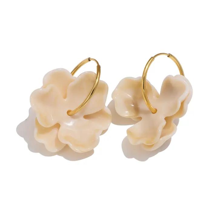 Boucles d'oreilles fleuries en acier inoxydable plaqué or pour femmes romantiques et mignonnes occasions spéciales et quotidienne