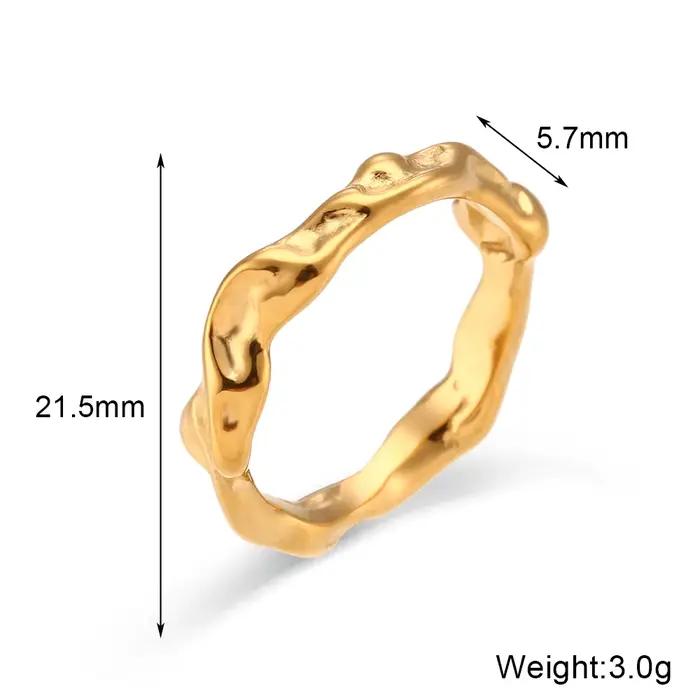 Bague en acier inoxydable plaquée or 18 carats élégante et hypoallergénique pour femmes occasions spéciales minimaliste design moderne et durable
