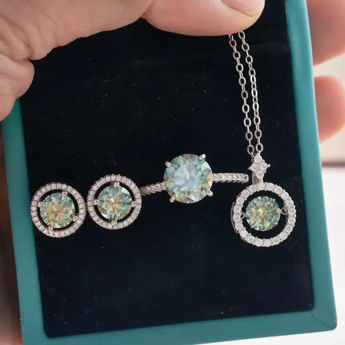 Parure de bijoux en diamant de laboratoire et moissanite Solitaire pour femme élégante, en argent sterling 925, comprenant boucles d'oreilles, bague, pendentif et collier, cadeau de joaillerie fine