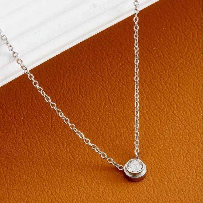 Collier pendentif en acier inoxydable et zircone cubique pour femmes occasions spéciales elegance design classique