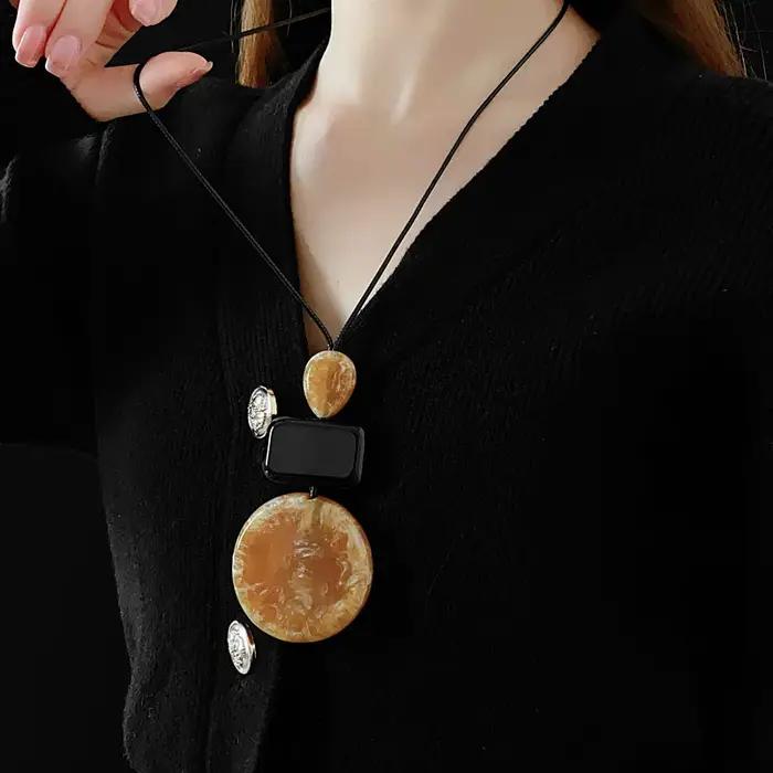 Collier pendentif en résine plate couleur café